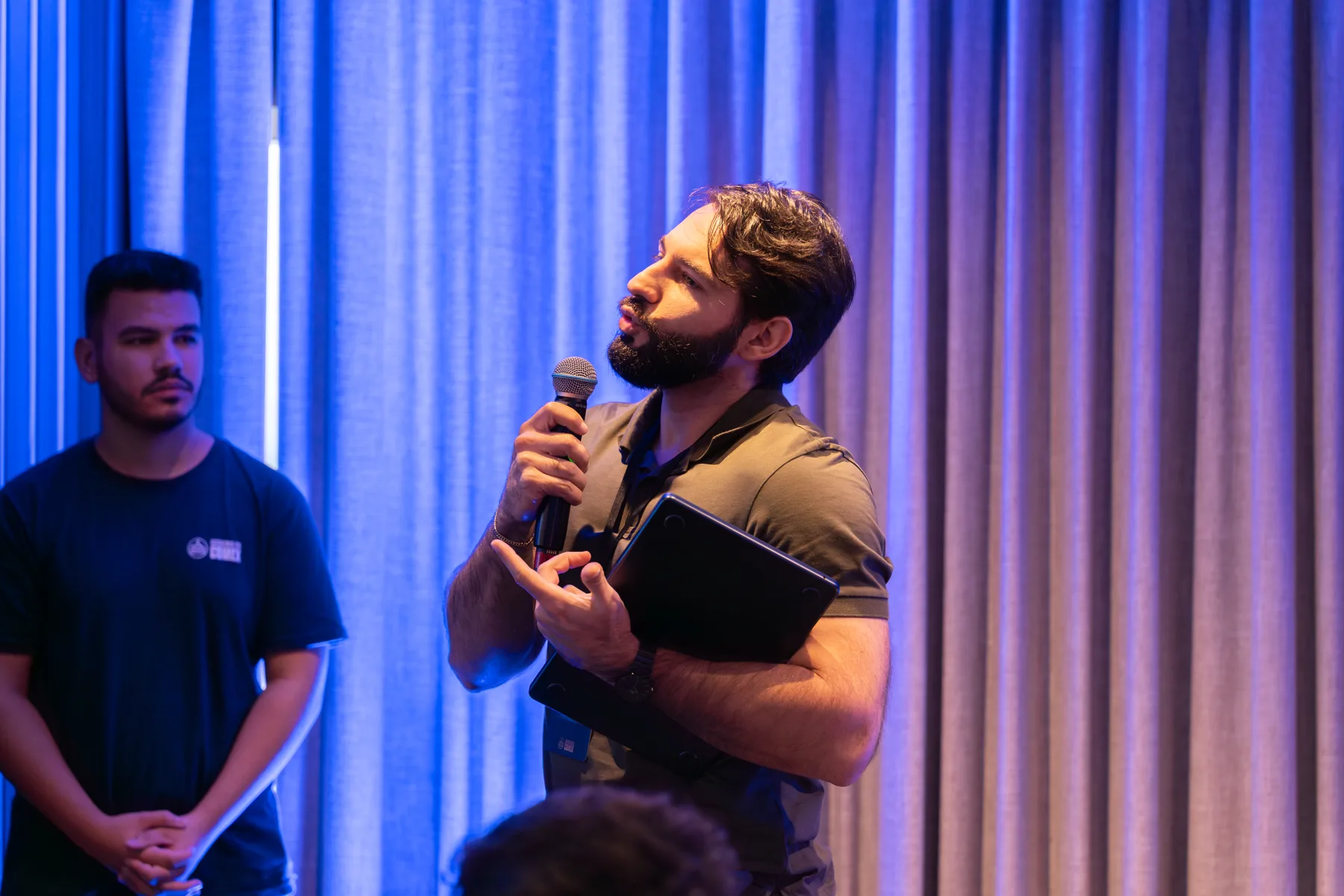 Alex Rese palestrando em evento